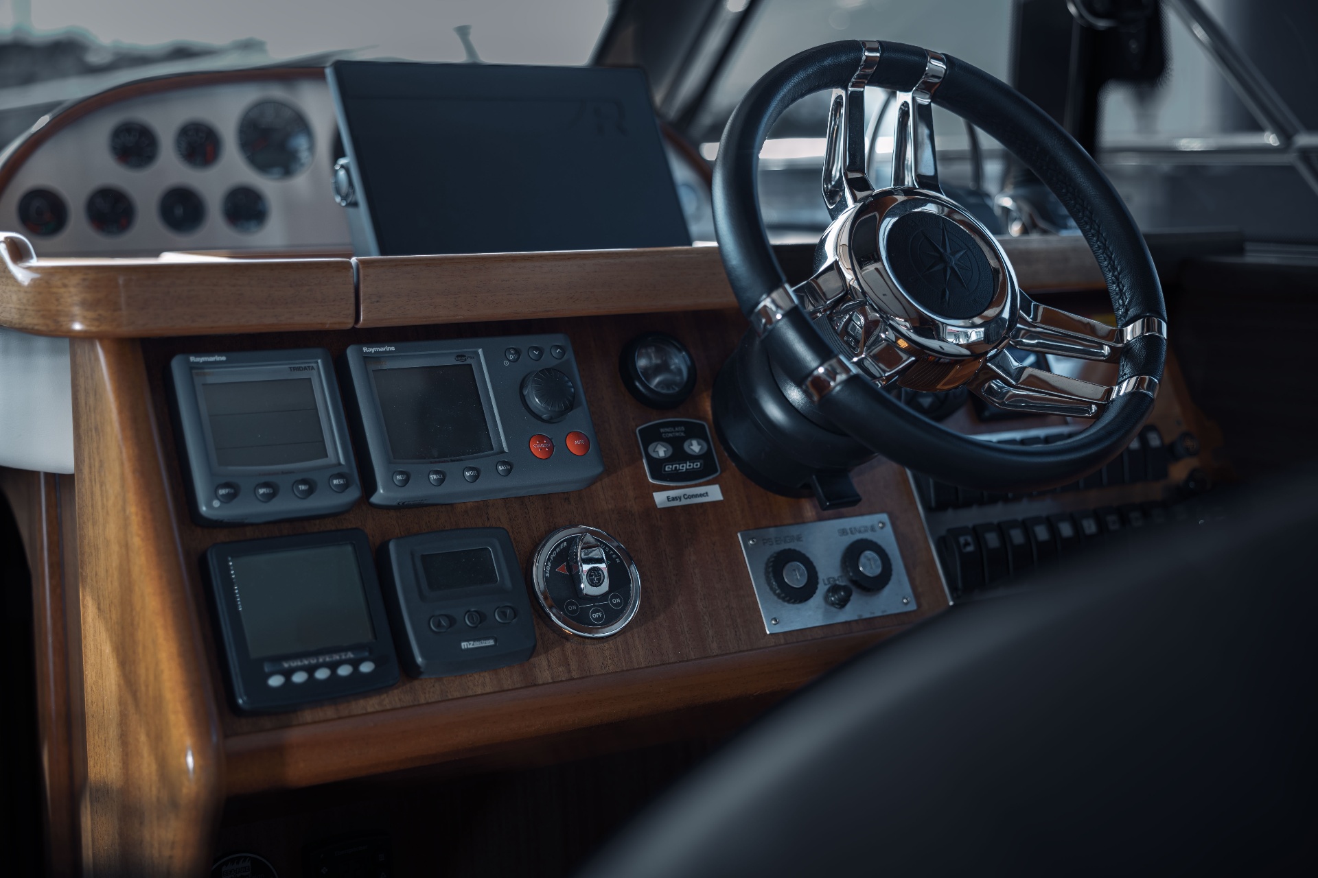 Styrpulpet i båt med Volvo Penta-instrument och ratt
