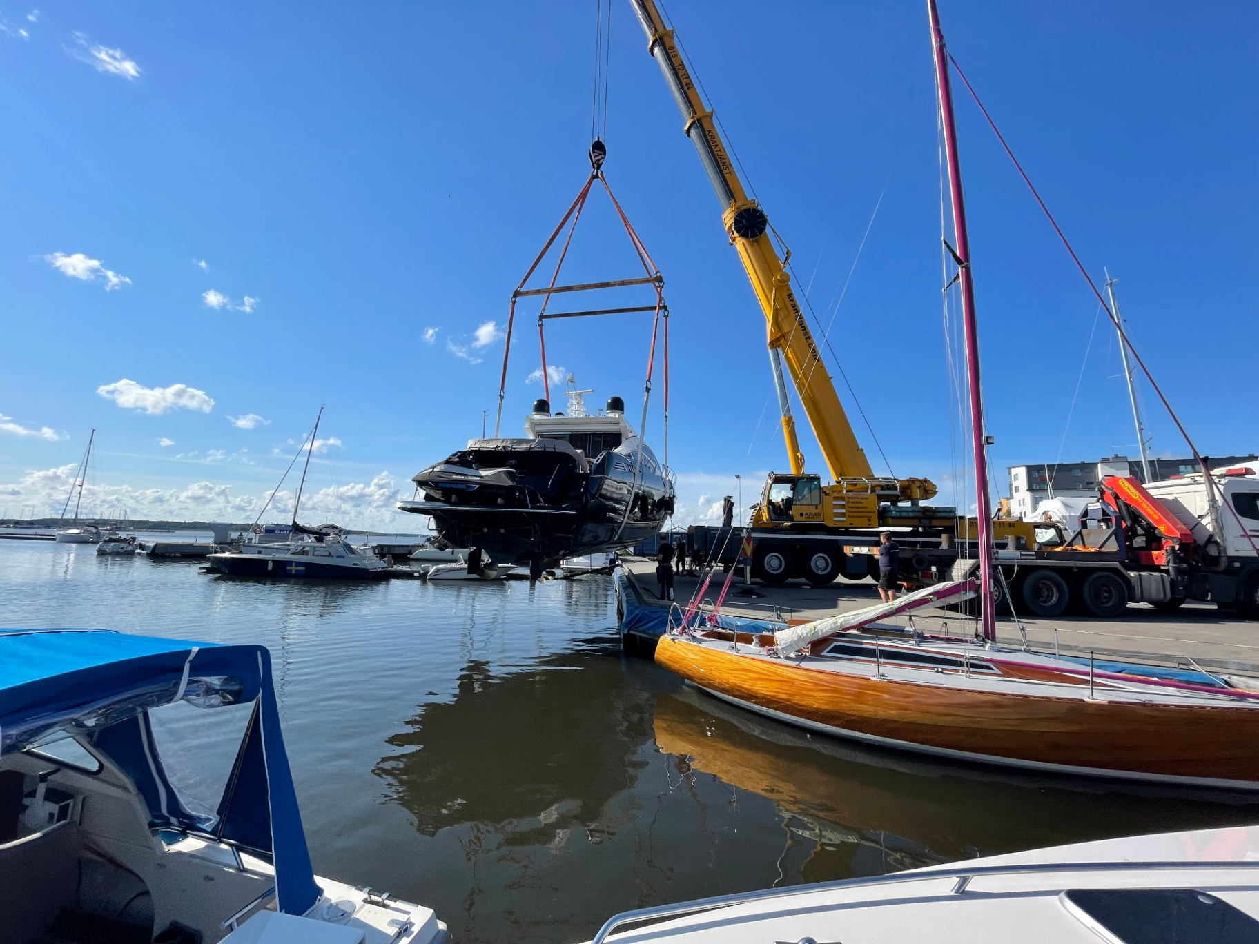 Stor motoryacht lyfts med mobilkran vid Pir 28