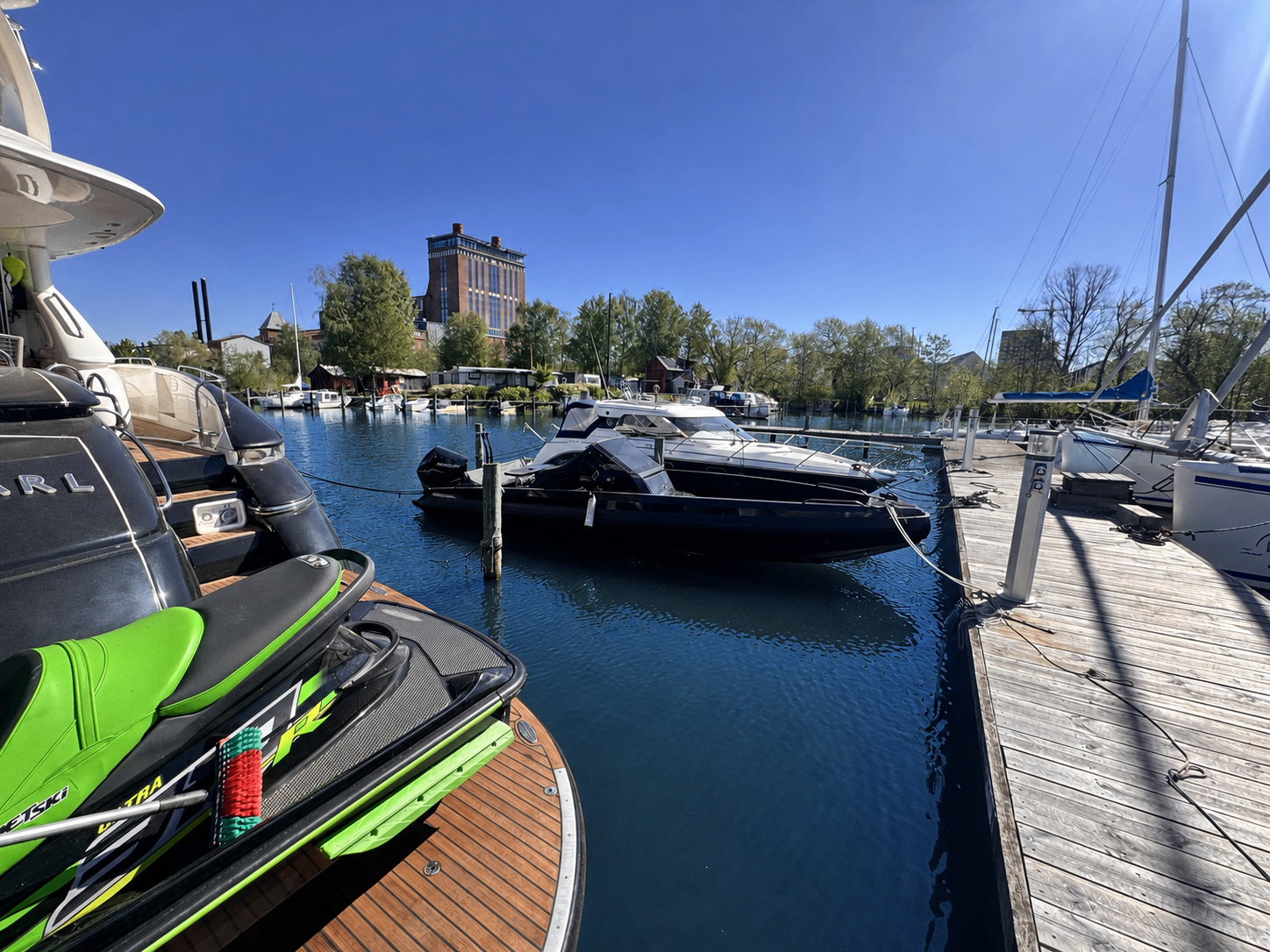 Bryggan vid Pir 28 gästhamn med förtöjda båtar i Västerås