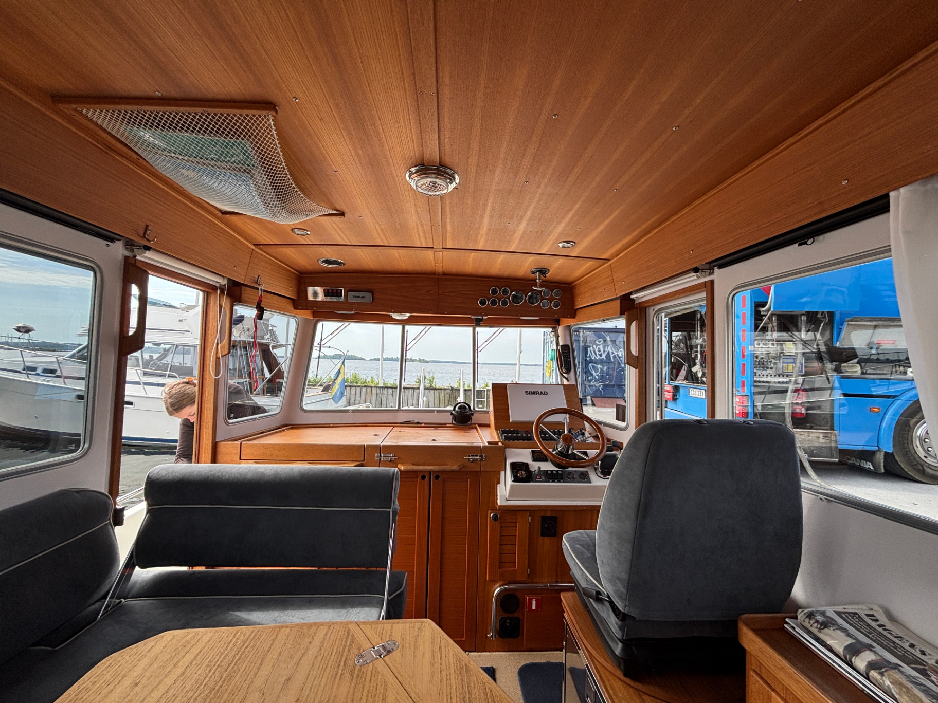 Interiör i styrhytt med teakpanel och Simrad-instrument
