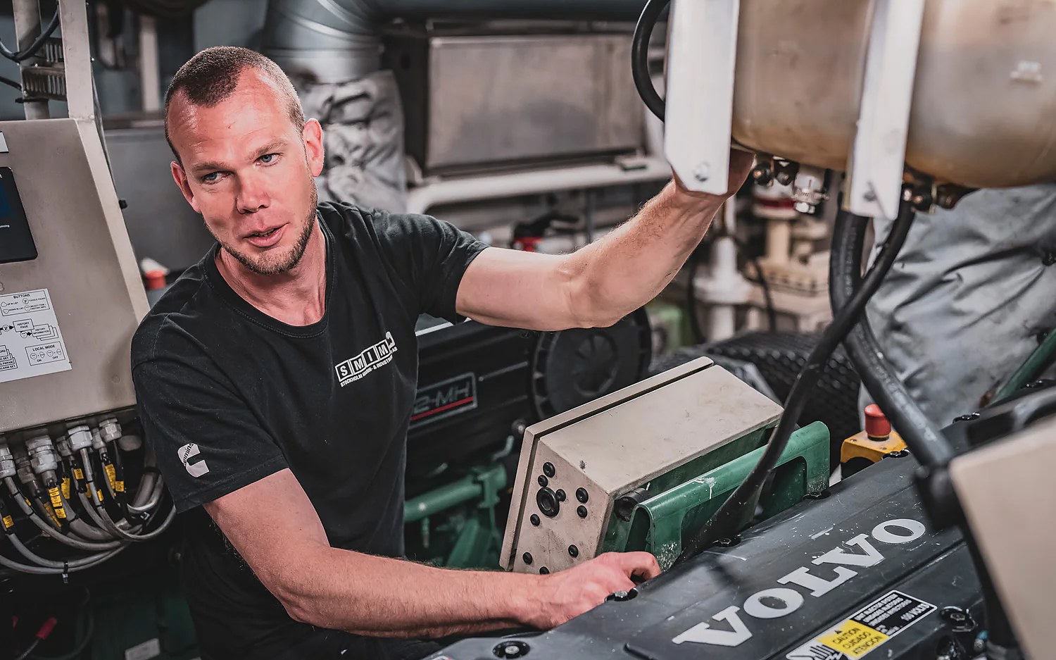 Mekaniker arbetar vid en Volvo Penta-motor i ett maskinrum