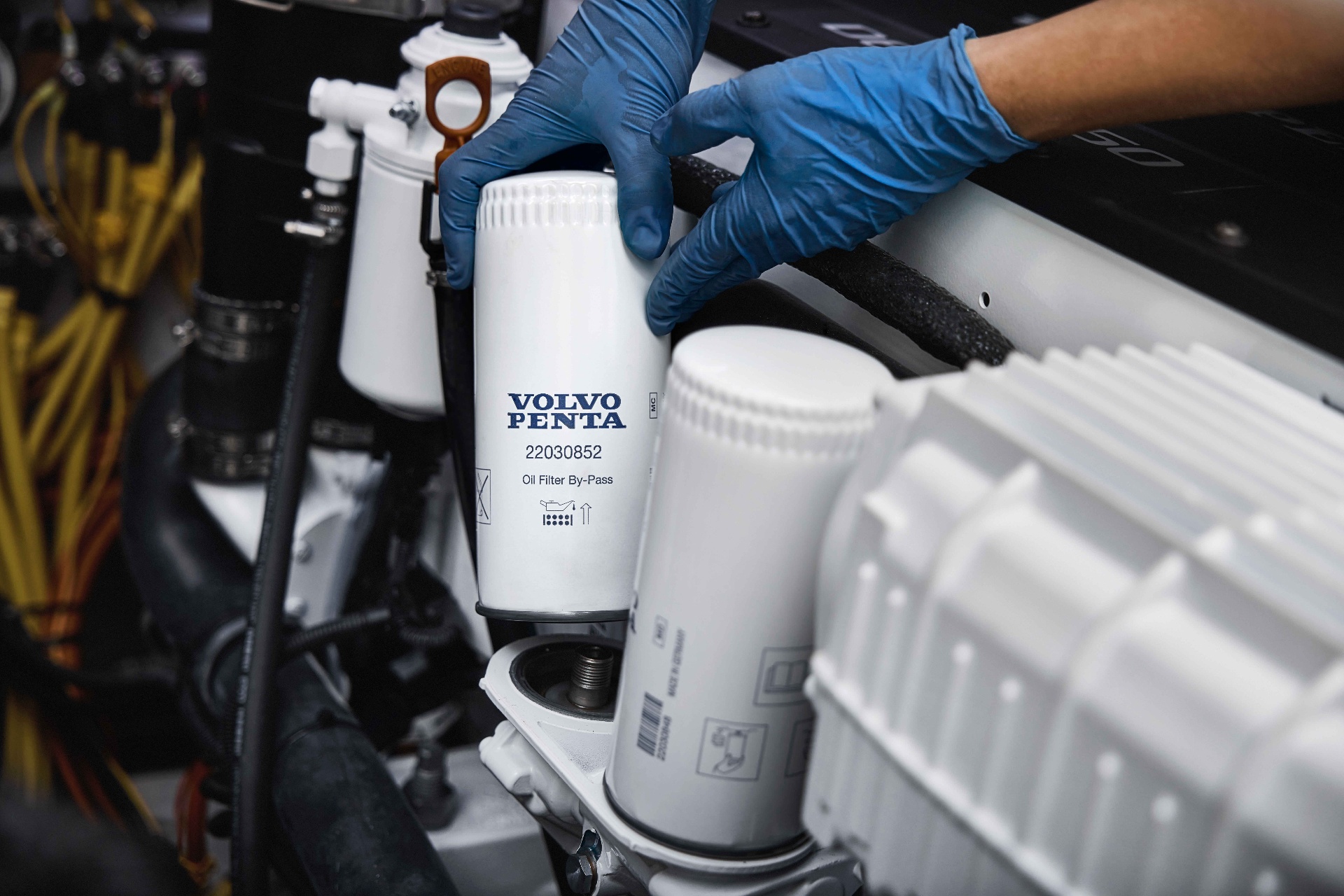 Tekniker byter Volvo Penta originaloljefilter i maskinrum