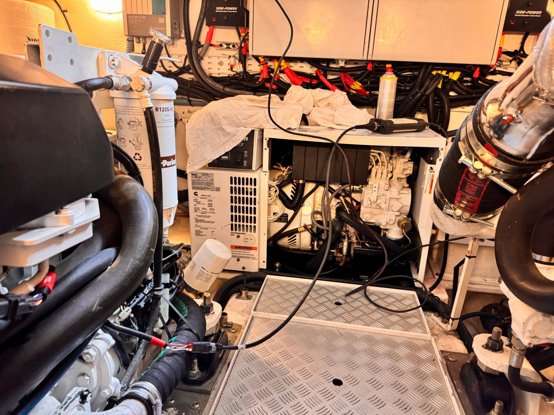 Maskinrum med Volvo Penta-motor, filter och elsystem