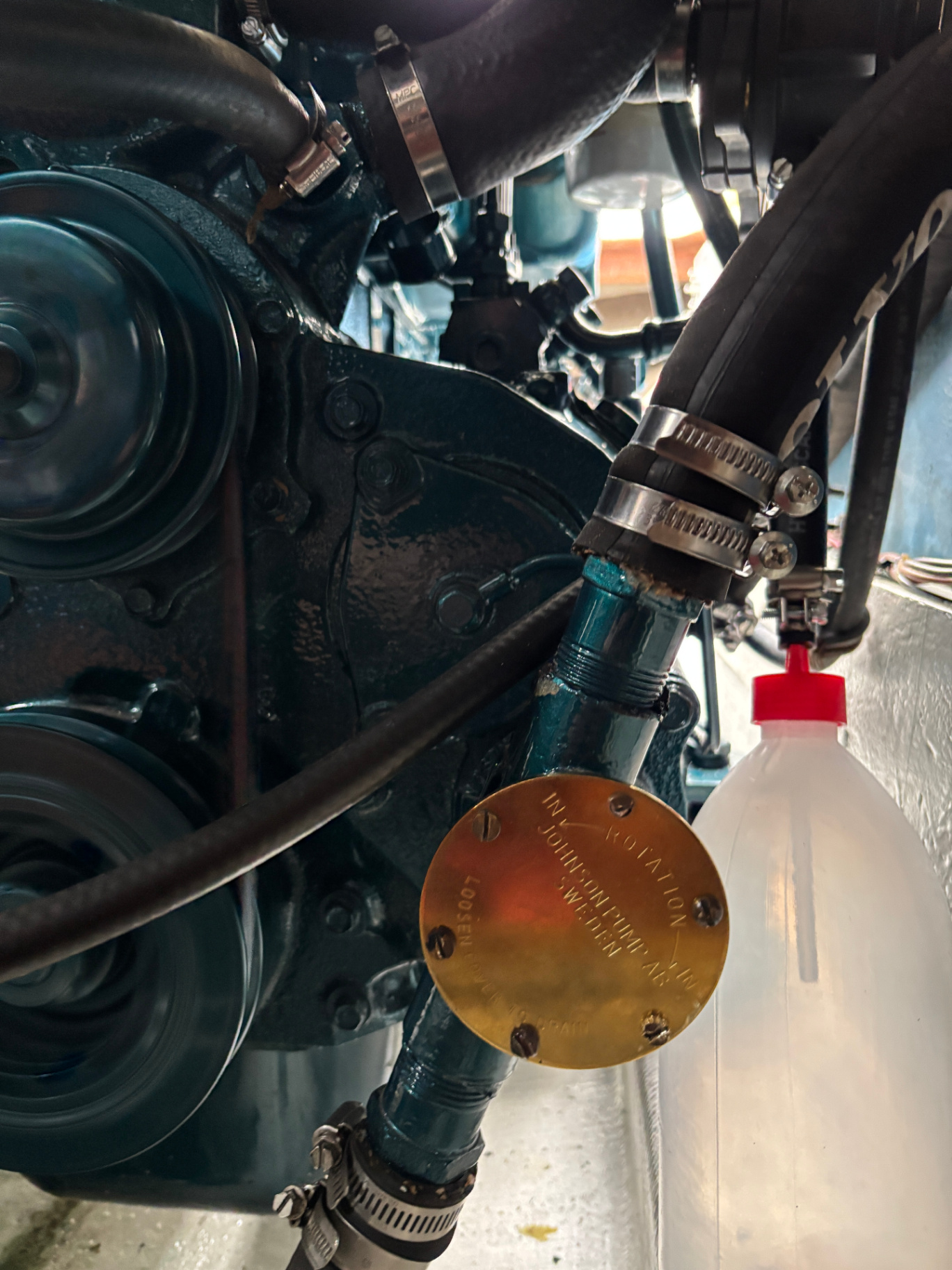 Närbild på Volvo Penta-motor med Johnson Pump under service