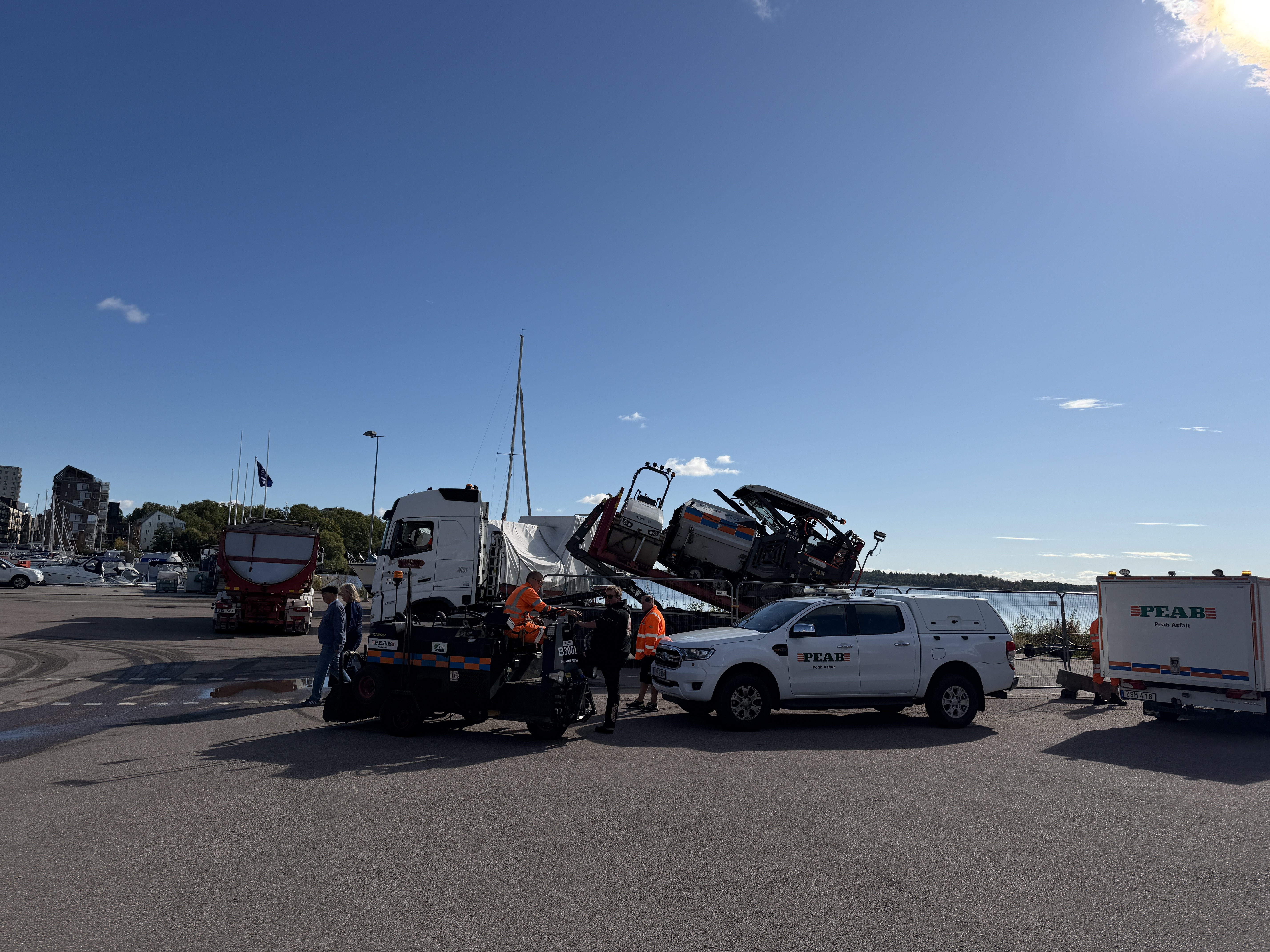 Asfalterings på hamnplanen vid Pir 28 och Lillåuddens marina
